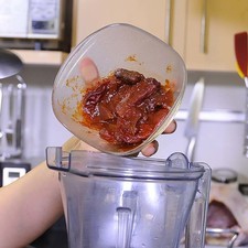 Para preparar el adobo, colocar los chiles chipotles adobados, cebolla, ajo, sal y un poco de agua si fuera necesario en el vaso de la licuadora y moler.