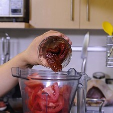 Para preparar el relleno, Colocar en el vaso de la licuadora el jitomate cortado en cuartos y los chiles chipotles, moler bien hasta obtener una mezcla homogénea.
