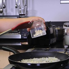 Sofreír con un poco de aceite de oliva la cebolla picada hasta que se torne transparente durante 5 minutos y el ajo.