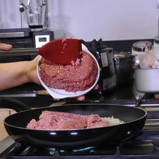 Agregar la carne molida moviendo constantemente hasta que el color rojo desaparezca y los jugos se evaporen durante 15 minutos.