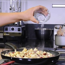 Agregar la manzana picada, sazonar con sal, pimienta y pizca de comino.