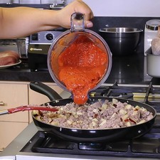 Agregar el jitomate molido y continuar cociendo hasta que haya reducido un poco y esté cocido.