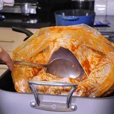 Rellenar el pavo con el picadillo utilizando una cuchara. Si sobrara relleno se puede reservar y servir también más tarde.