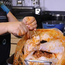 Amarrar las piernas del pavo con el hilo cáñamo para evitar que se salga el relleno.