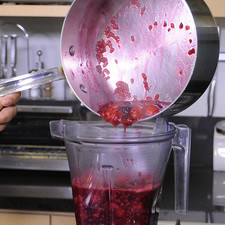 Colocar los frutos ya derretidos en el vaso de la licuadora. Tapar con un trapo para evitar que brinque por el calor, moler.