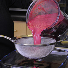Colar y verter sobre la gelatina. Integrar las dos mezclas, refrigerar hasta que cuaje.