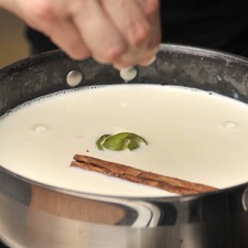 Agregar la cascarita de limón, el azúcar, la rama de canela y la sal. Subir un poco la lumbre y cocer otros 10 minutos más destapado, teniendo cuidado de que la leche no se derrame. Apagar el fuego.