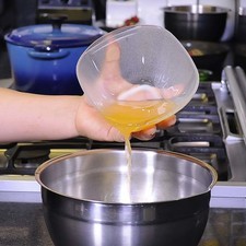 Colocar el huevo y el jugo de mandarina en un tazón.Batir con un batidor de globo hasta que espume un poco.