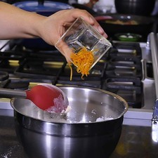 Añadir el azúcar, y la ralladura de la cáscara de una mandarina, mezclar bien.