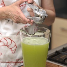 Agregar la miel de agave y el jugo de limón. Revolver.