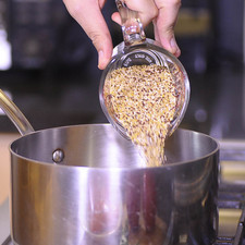 Poner a cocer la quinoa con un poco de agua y sal durante 20 minutos o hasta que este cocida. Dejar enfriar.