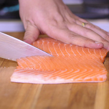 Limpiar el filete de salmón y cortar en trozo mediano.