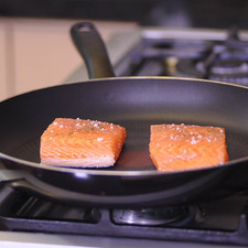 Calentar un poco de aceite en el sartén y sellar cada trozo de salmón unos minutos por ambos lados.