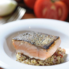 Servir el salmón con la quinoa.