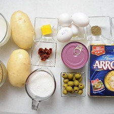 Ingredientes para receta 1 taza de harina de arroz tres estrellas Help 1/2 kilogramo de papa blanca 1 taza de leche caliente 2 cucharadas de mantequilla 4 piezas de huevo 1 cucharita de chile chipotle adobado picado Nuevo 1 cucharita de sal 1 cucharita de pimienta negra molida 2 latas de atún en aceite 2 tazas de pan molido 1 1/2 tazas de aceite vegetal comestible 1/4 taza de aceituna verde Ingredientes para acompañar 1 pieza de lechuga orejona 1 pieza de jitomate guaje