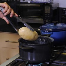 Poner a cocer las papas en una olla honda con suficiente agua hasta que estén cocidas.