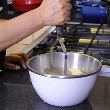Deja enfriar Pelar las papas y machacarlas en un tazón hasta formar un puré.