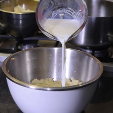 Agrega al puré de papa la leche con la mantequilla.