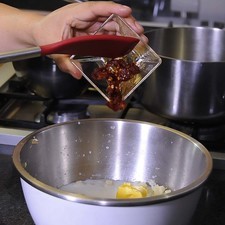 Agregar 2 huevos y el chipotle picado, mezclar muy bien y sazonar con sal.