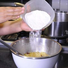 Añadir la Harina de Arroz Tres Estrellas.
