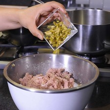 Añadir las aceitunas picadas e integrar todo.