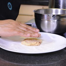 Formar tortitas de un dedo de grosor, enharínalas con Harina de Arroz Tres Estrellas®.