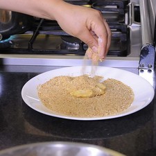 Pásarlas por el huevo batido restante.Revolcar en el pan molido hasta que queden cubiertas.