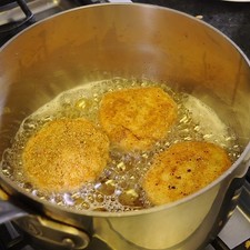 Calienta en un sartén el aceite y fríe las tortitas hasta que se doren.