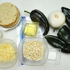 Ingredientes para receta 4 piezas de chile poblano 1 pieza de cebolla blanca 1 pieza de elote Help 1 taza de pavo deshebrado Nuevo 1/2 taza de leche de vaca 1/2 taza de queso manchego sal al gusto aceite de oliva al gusto 1 pieza de bolsa de plástico Ingredientes para acompañar tostadas de maíz al gusto