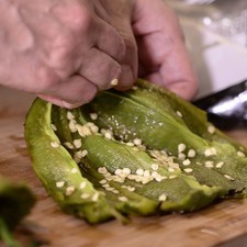 Abrir y quitar la semilla y el rabo. Cortar los chiles ya desvenados y la cebolla en rajas.