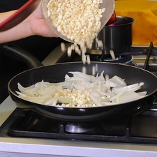 Acitronar las rajas de cebolla junto con el elote desgranado en aceite de oliva caliente un par de minutos.