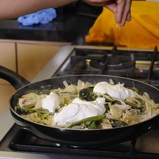 Agregar la leche, la crema y sal al gusto. Seguir calentando para que suelte sabor durante 10 minutos.