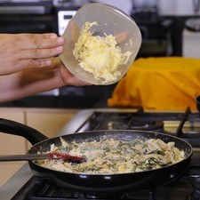 Añadir el queso rallado y mezclar hasta derretir.
