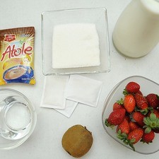 Ingredientes para receta 1 sobre de atole tres estrellas sabor chocolate Nuevo 1 litro de leche de vaca 1/2 taza de azúcar blanca 21 gramos de grenetina natural 1/2 taza de agua fria Nuevo Ingredientes para para decorar fresas al gusto 1 pieza de kiwi