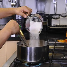 Calienta el resto de la leche con el azúcar.