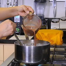 Agregar el atole diluido, deja cocer hasta que hierva. Retira e incorpora la grenetina hidratada.