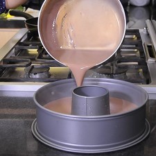 Vierte la gelatina al molde y refrigera hasta que cuaje por completo.