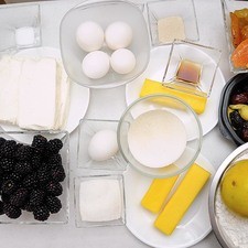 Ingredientes para rosca 4 1/2 tazas de harina de trigo 11 gramos de levadura seca instantánea 1/2 taza de azúcar blanca 1/2 cucharita de sal 150 gramos de mantequilla 1 pieza de naranja 1/3 taza de leche de vaca 1 cucharita de esencia de vainilla 3 cucharadas de té de flor de azar Nuevo 4 piezas de huevo Ingredientes para relleno 570 gramos de queso crema 2 tazas de zarzamora 3 piezas de muñequitos 1/2 taza de azúcar blanca Ingredientes para decorar 200 gramos de fruta crisalizada Nuevo 8 cucharadas de manyequilla Nuevo 1/3 taza de azúcar blanca 1/3 taza de harina de trigo