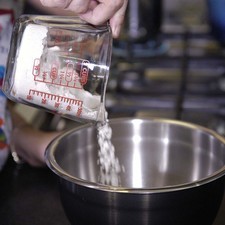 Mezclar en un tazón harina, levadura. azúcar, sal y la ralladura de la cáscara de naranja.