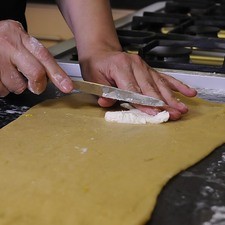 Dividir mentalmente el rectángulo en tres partes iguales. Colocar en el tercio del centro del rectángulo el queso crema.