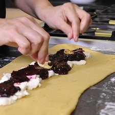 Añadir el dulce de zarzamora y los muñequitos.
