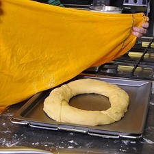 Colocar sobre una charola para horno. Tapar con un trapo húmedo y dejar reposar durante 30 minutos.