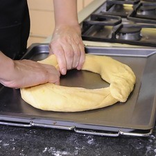 Doblar los laterales que no tienen relleno hacia el centro para formar un rectángulo largo relleno. Dar la vuelta al rectángulo para formar una rosca.