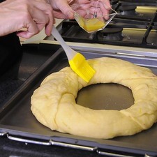 Barnizar la rosca con yema de huevo.