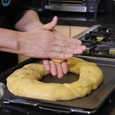 Hacer bolitas con la mezcla de la costra y aplastar para que queden planas y colocar sobre secciones de la rosca.