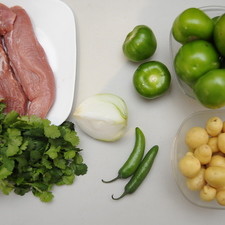 Ingredientes para receta 500 gramos de pulpa de cerdo 10 piezas de tomate verde (tomatillo) 1 diente de ajo 2 piezas de chile serrano 1/2 pieza de cilantro 10 piezas de papas cambray sal al gusto pimienta negra molida al gusto 1/4 pieza de cebolla blanca