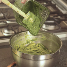 Mezclar la pasta con la salsa en un tazón, utilizando un movimiento envolvente con la cuchara de madera.