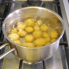 Poner a cocer las papas cambray en una olla con agua durante 15 minutos o hasta que estén al dente.