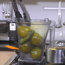 Colocar en el vaso de la licuadora los tomates, chiles, ajo.