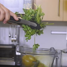 Agregar cebolla y el cilantro previamente lavado, moler hasta obtener una mezcla homogénea y reservar.